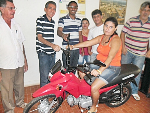 CDL faz a entrega da moto sorteada da Campanha Natal Legal