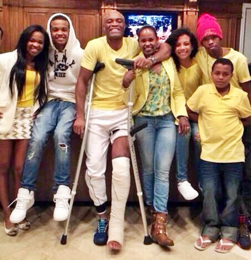 Anderson Silva posta foto de muletas ao lado da família