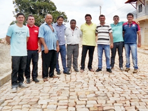 Prefeito visita obras de calçamento no Bairro Chapadinha Norte
