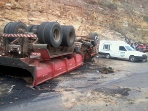 Caçamba tomba e condutor morre na divisa do Piauí com o Ceará