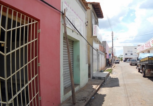 Fio de telefonia é sustentado por forquilha no centro de Esperantina