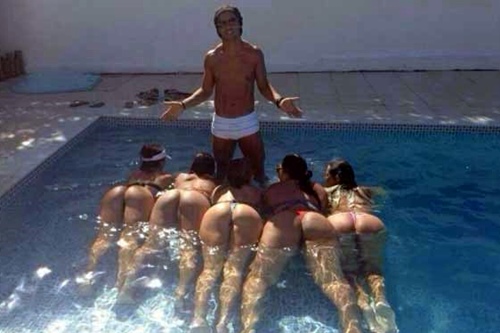 Ronaldinho aparece em piscina com gatas ‘aos seus pés’. É muita fartura!