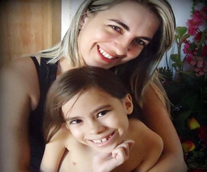 Mãe vai à Justiça para garantir cirurgia da filha com doença rara