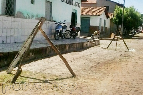 Comerciante manda consertar calçamento com recursos próprios