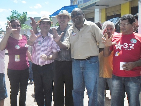 Candidato a deputado Francisco Limma no corpo a corpo com eleitores em Esperantina