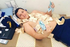 Filho de prefeito piauiense posta foto envolto em notas de R$ 100 e 50