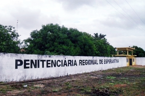 Agentes flagram detento comercializando celulares no presídio de Esperantina