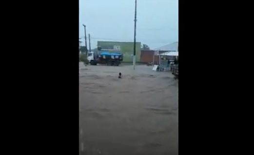 Homem é carregado por correnteza em principal avenida de Esperantina VÍDEO