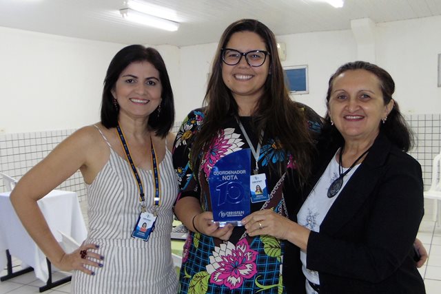 Faculdade Chrisfapi homenageia a “Coordenadora nota 10″ 2018.1