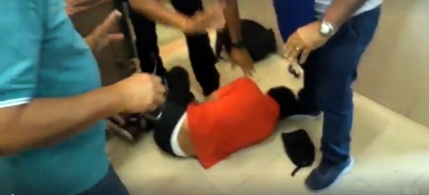 Homem quebra imagem de santa e é agredido por fiéis. VÍDEO
