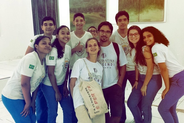 Alunos da Escolinha Tia Erinelda visitam exposição de arte