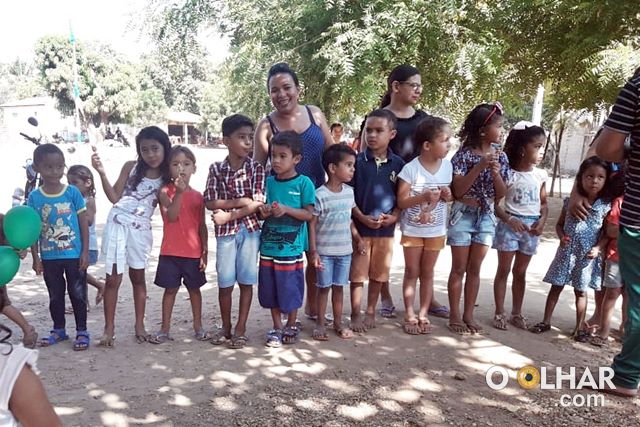 Casal realizam atividade alusiva ao Dia das Crianças em sua comunidade