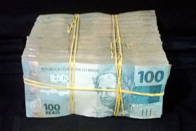 PRF-PI apreende R$ 100 mil e flagra ‘dono’ do dinheiro avisando candidato