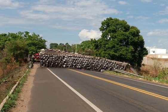 Caminhão de gás tomba e motorista morre esmagado em Piripiri