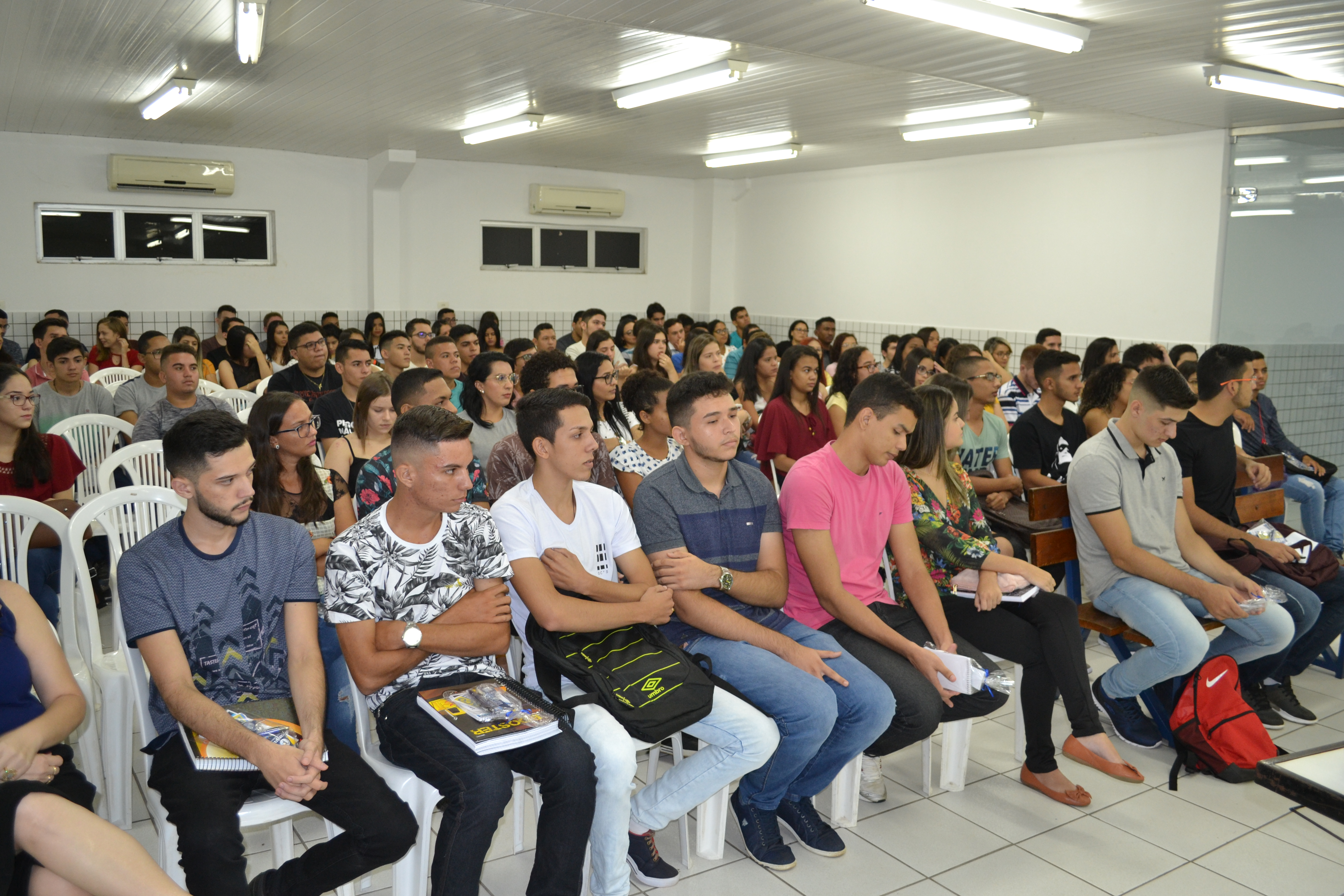 Faculdade Chrisfapi recebeu com muita alegria, nesta segunda-feira, os novos alunos da IES