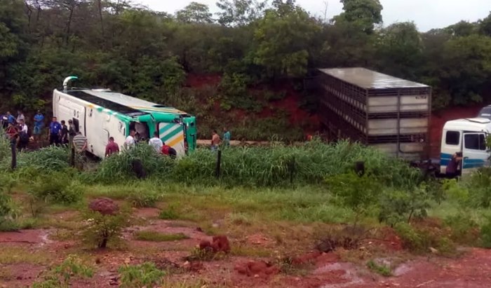 Acidente envolvendo ônibus e caminhão deixa vários feridos Sul do PI