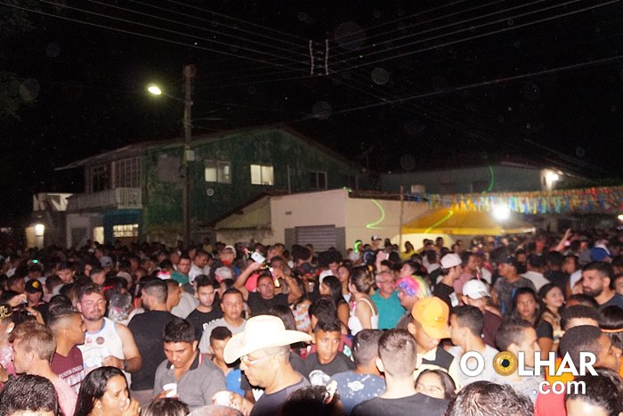 Bloco LOGO EU arrasta uma multidão no primeiro dia de carnaval