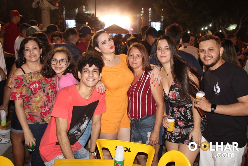 Mara Pavanelly e Oz Bambaz agitam segunda noite de shows do Festival do Peixe