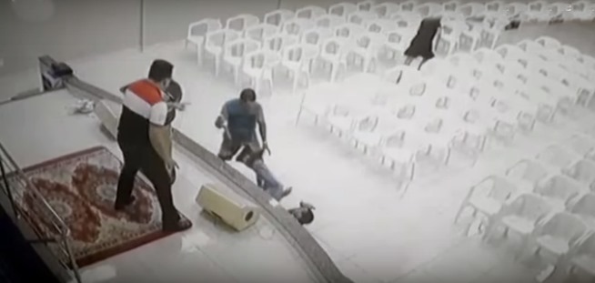 VÍDEO: homem invade igreja e mata adolescente com vários golpes de faca