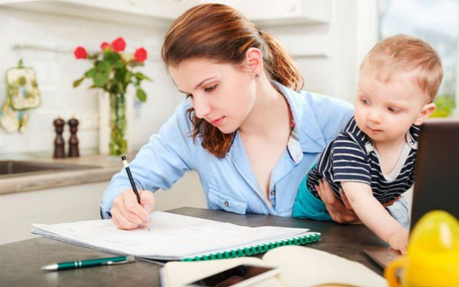 Projeto possibilita que universitárias gestantes e com bebês em fase de amamentação estudem em casa