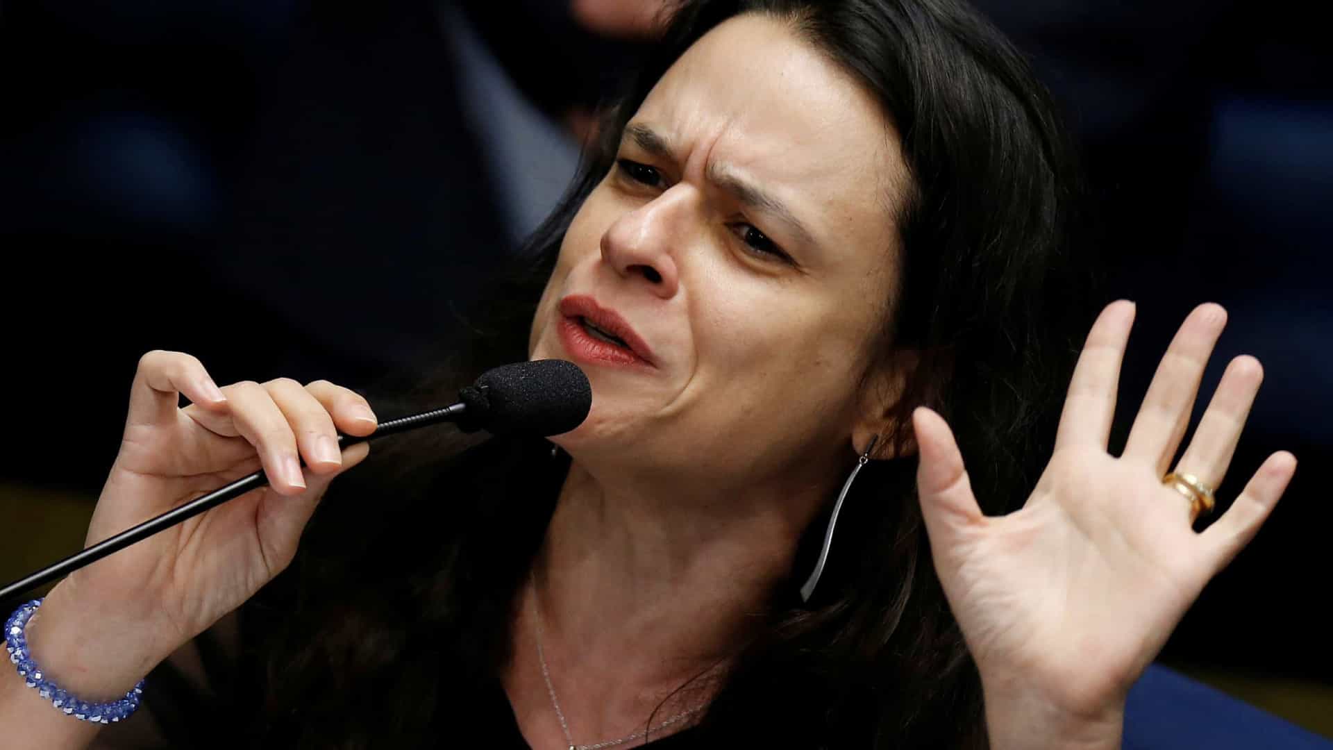 Janaina pede renúncia de Bolsonaro e critica burrice
