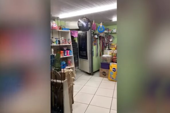 VÍDEO: fiscais descobrem que pet-shop era entrada secreta para bar secreto