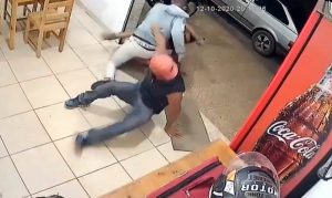 VALENTÃO APANHANDO