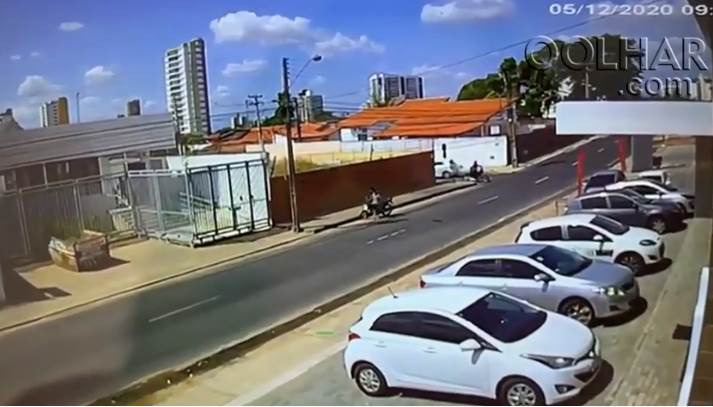 Câmera flagra casal sendo preso ao tentar assaltar mulheres