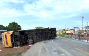ônibus tombado