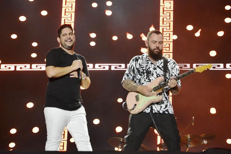 Jorge e Mateus se surpreendem com pedido inusitado de fã durante show