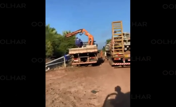 Caminhões fecham rua para descarregar postes e deixa moradores irritados. VÍDEO