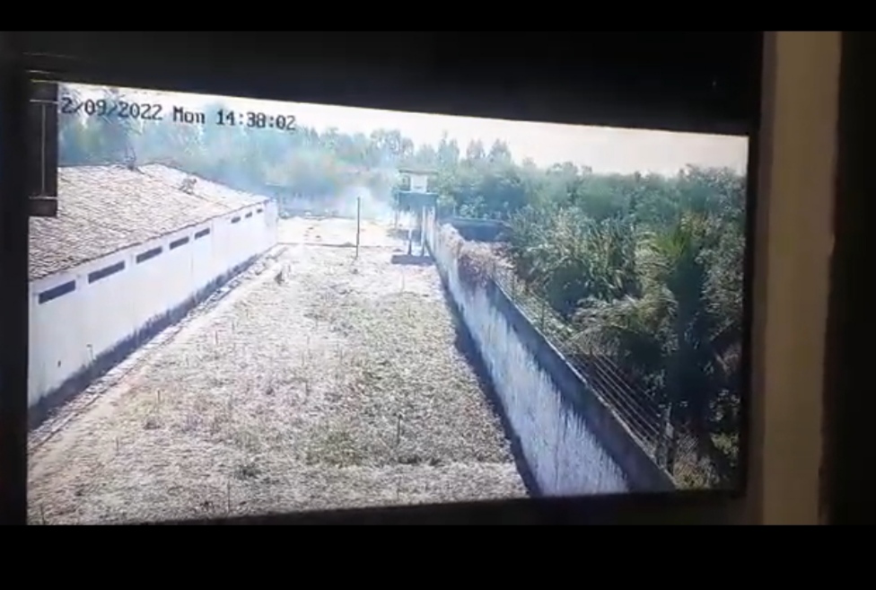 Câmeras flagram detentos no telhado de presídio durante tentativa de fuga