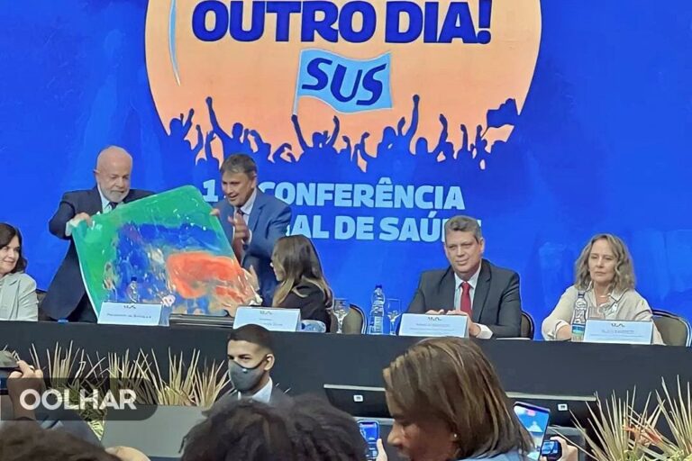 Lula recebe obra de João Elyo