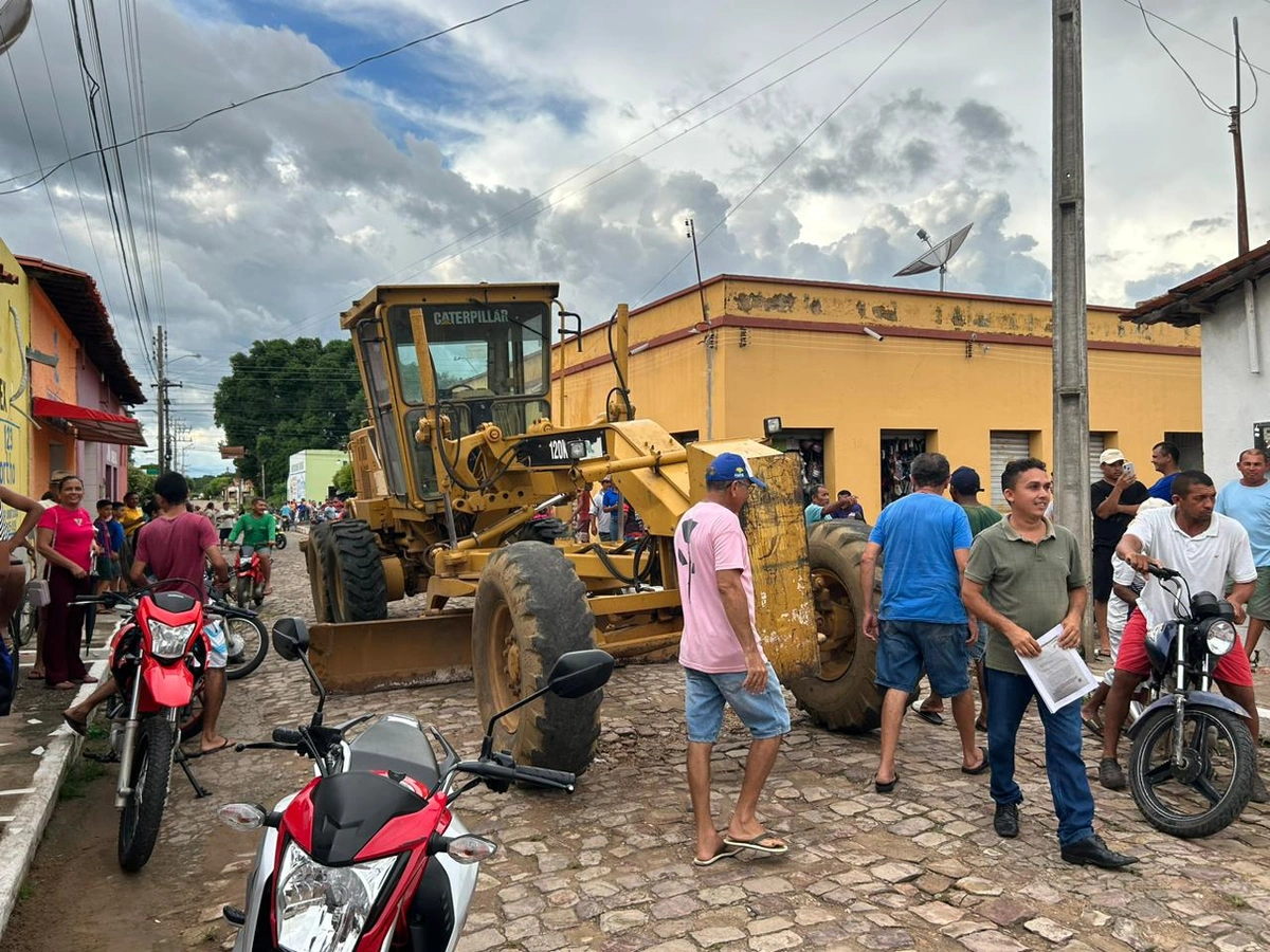 Prefeito da cidade de Porto coloca máquina no meio da rua para proibir obra do governo