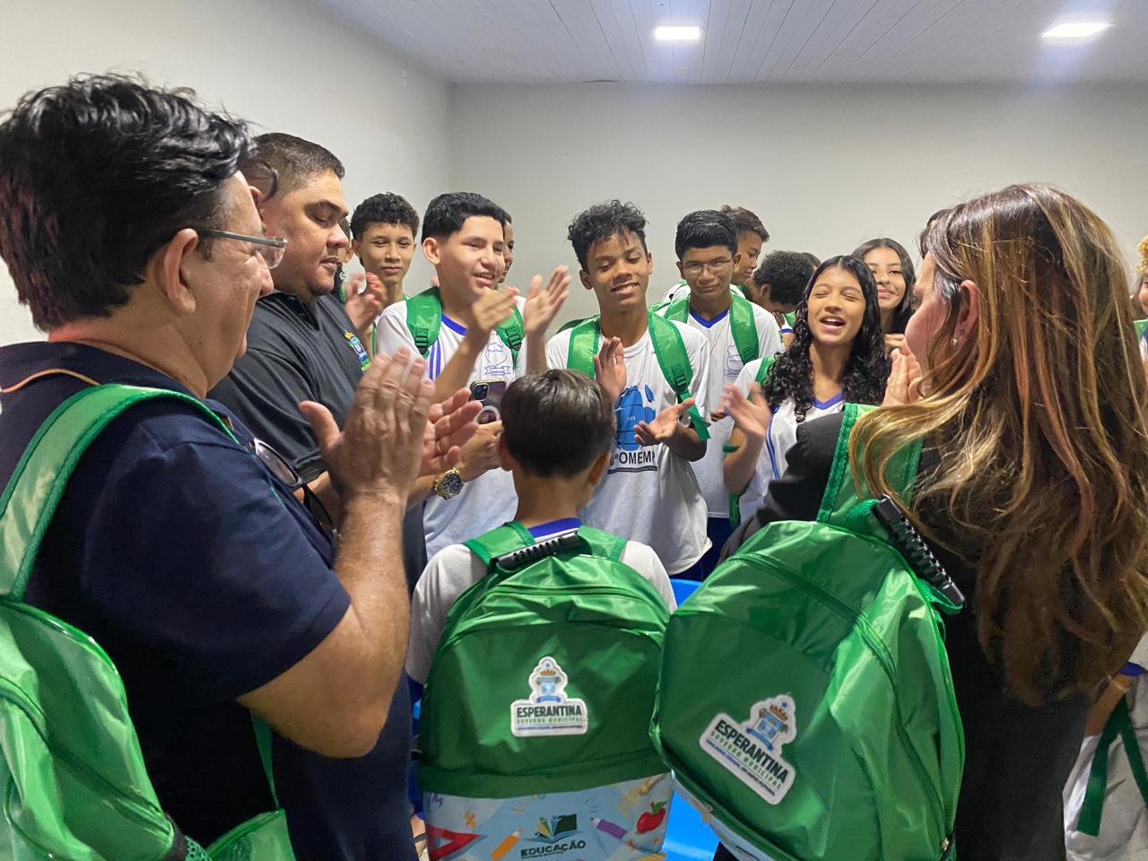 Escola Municipal Professora Maria Pinheiro de Castro recebe kits escolares