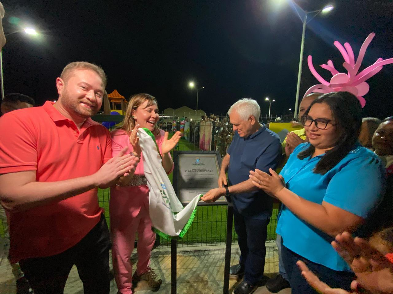 Prefeitura de Esperantina inaugura nova brinquedopraça na Avenida São José