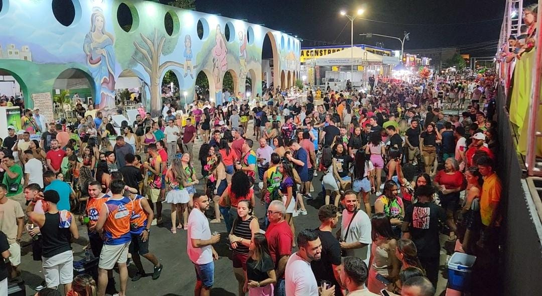 Primeiro dia de Micarina em Esperantina leva alegria para a avenida