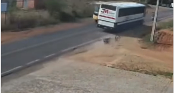 Ônibus atropela e arrasta motociclista em Luzilândia-PI – VÍDEO