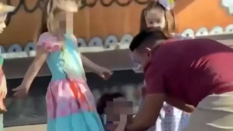 Homem invade palco e agride criança em festa junina; vídeo