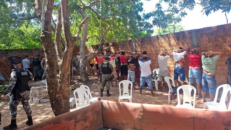 Polícia prende 40 pessoas em rinha de galo em Teresina