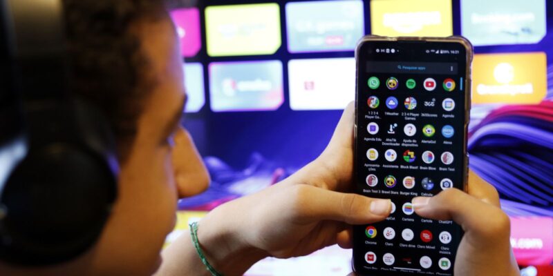 Câmara aprova projeto contra adultização de crianças nas redes sociais