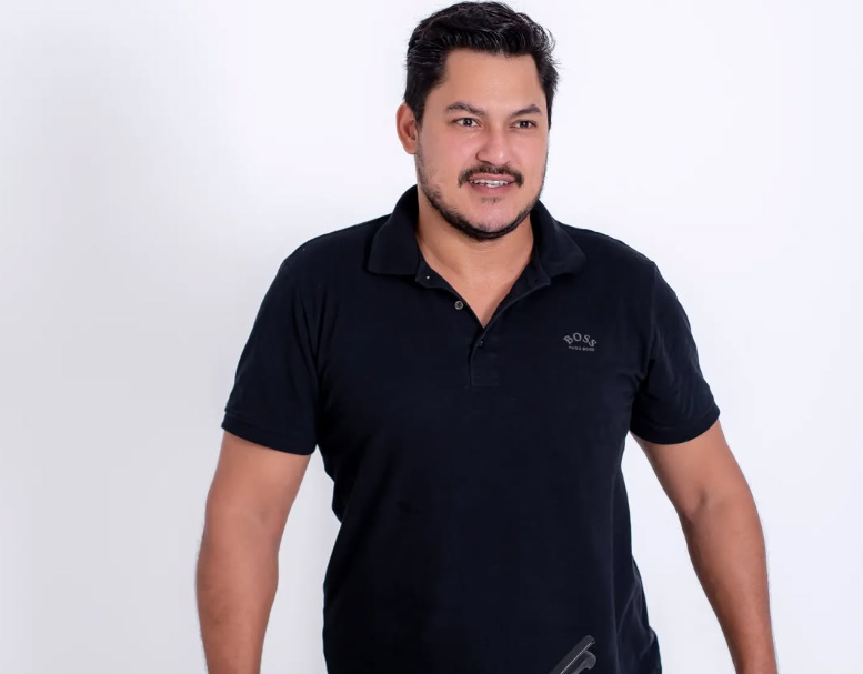 Cantor capota carro, tem equipamentos furtados, recupera e canta para ladrões