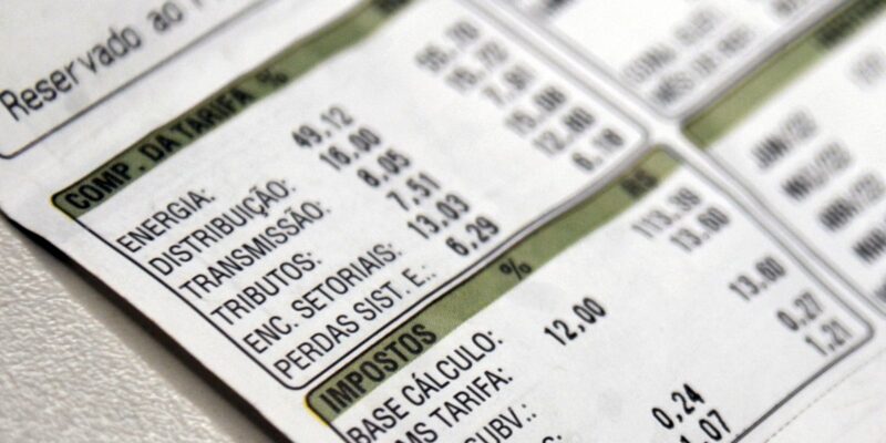 Aneel reduz bandeira para vermelha 1 na conta de luz em outubro