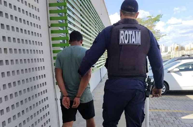 Acusado de matar o pai é preso após assediar prima adolescente no PI