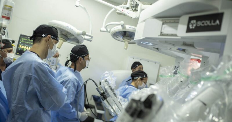 Médico opera brasileiro a 12 mil km de distância e entra para o Guinness