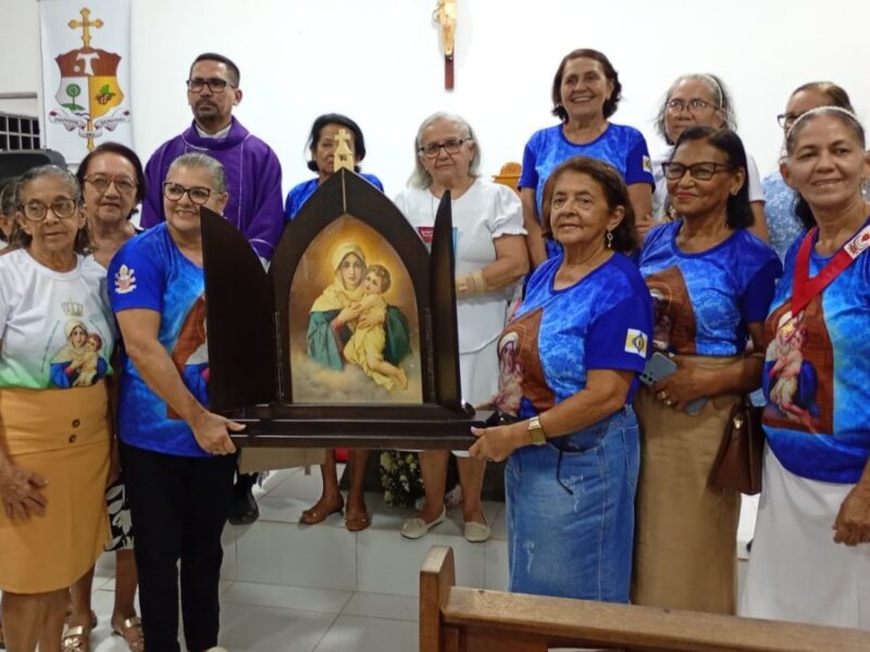 Paróquia de São Benedito recebeu a imagem da Mãe Rainha
