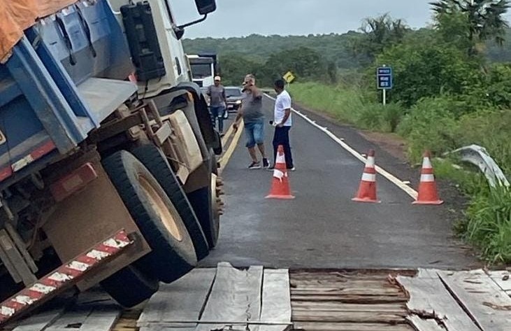 Trecho da BR-222 em Piripiri é liberado parcialmente após dois dias