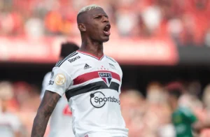 Arboleda reaparece após 'sumiço' de um mês e discute futuro no São Paulo