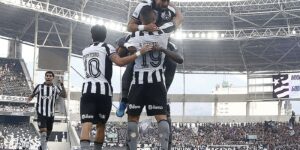 Botafogo vence Corinthians pelo Brasileirão com três de Arthur Cabral