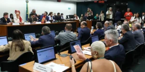 Oposição critica PEC do fim da escala 6x1 durante votação na Comissão